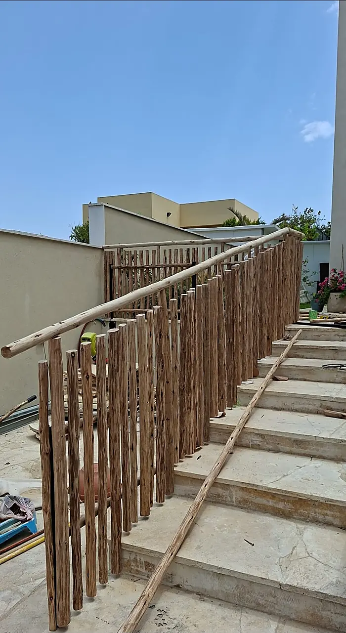 גדר אקליפטוס אנכית עם מאחז יד לאורך מדרגות — סנדה SENADA