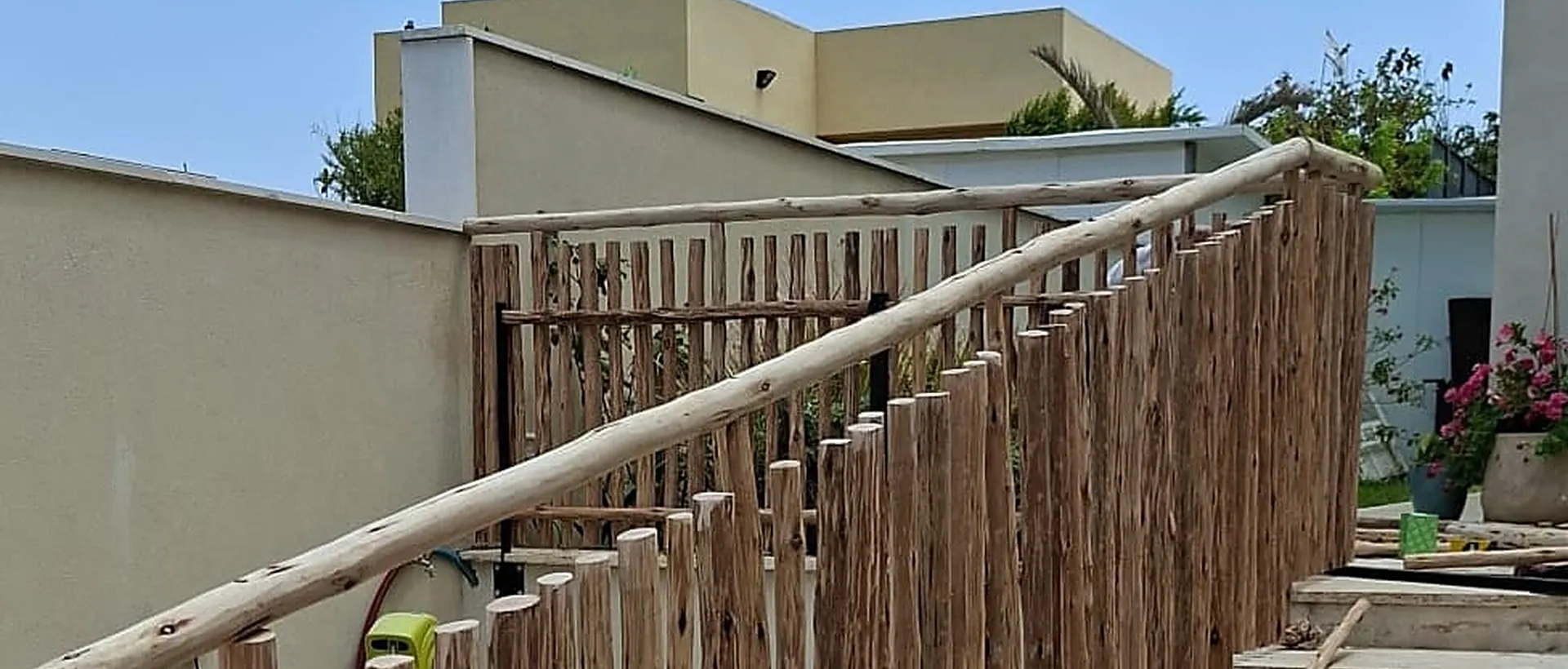 גדר אקליפטוס אנכית עם מאחז יד לאורך המדרגות — סנדה SENADA
